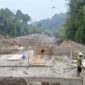 Pekerja menyelesaikan pengecoran dinding Main Dam pada proyek pembangunan Sabo Dam Batang Jabua di Jorong Labuang, Nagari Canduang Koto Laweh, Kecamatan Canduang, Kabupaten Agam, Sumatera Barat, Kamis (22/10/2026). Pembangunan infrastruktur oleh BWS Sumatera V Padang ini difungsikan sebagai benteng utama pengendali aliran lahar dingin dan sedimen vulkanik Gunung Marapi. (DOK. TIM MEDIA SATGAS PRR)

