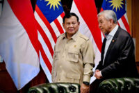 Wakil Perdana Menteri Malaysia Ahmad Zahid Hamidi (kanan) mengatakan bahwa negaranya tengah menunggu respons Indonesia setelah menawarkan bantuan untuk memadamkan kebakaran hutan dan lahan di Sumatra dan Kalimantan.(Sekretariat Presiden RI)
