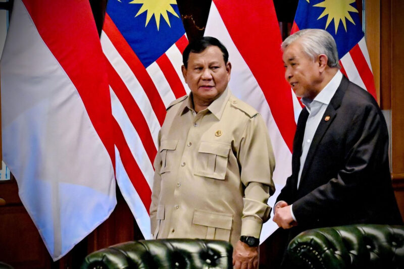 Wakil Perdana Menteri Malaysia Ahmad Zahid Hamidi (kanan) mengatakan bahwa negaranya tengah menunggu respons Indonesia setelah menawarkan bantuan untuk memadamkan kebakaran hutan dan lahan di Sumatra dan Kalimantan.(Sekretariat Presiden RI)

