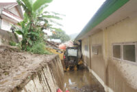 Alat berat dinas PUPR Pemkab Solok terendam banjir bandang di bagian belakang gedung beberapa waktu lalu. Gedung ini rencananya akan dijadikan museum bencana oleh pemkab solok(Rahmat Panji (Kompas.com))
