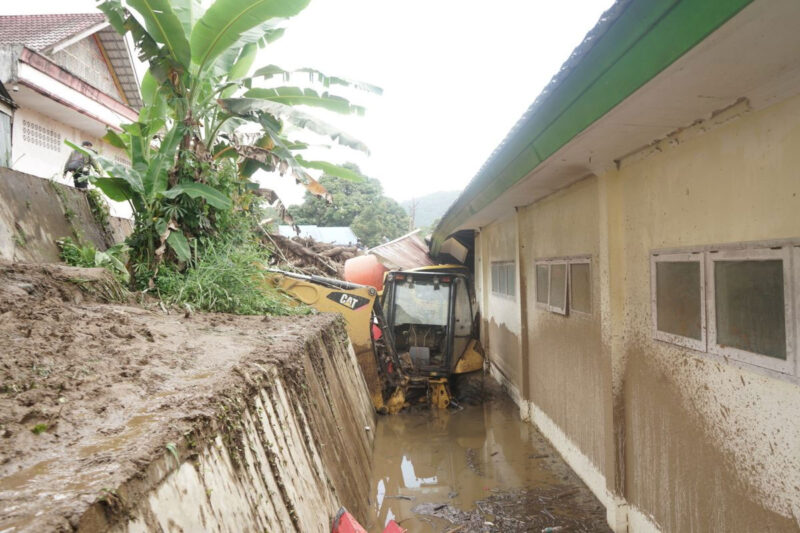 Alat berat dinas PUPR Pemkab Solok terendam banjir bandang di bagian belakang gedung beberapa waktu lalu. Gedung ini rencananya akan dijadikan museum bencana oleh pemkab solok(Rahmat Panji (Kompas.com))
