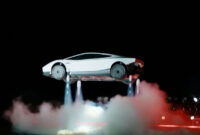 Cuplikan yang diambil pada 16 Oktober 2026 dari siaran langsung yang dirilis oleh Tesla ini memperlihatkan perusahaan tersebut meluncurkan pada 15 Oktober mobil listrik Roadster generasi terbarunya di McGregor, Texas, Amerika Serikat. (AFP PHOTO / TESLA - HANDOUT)
