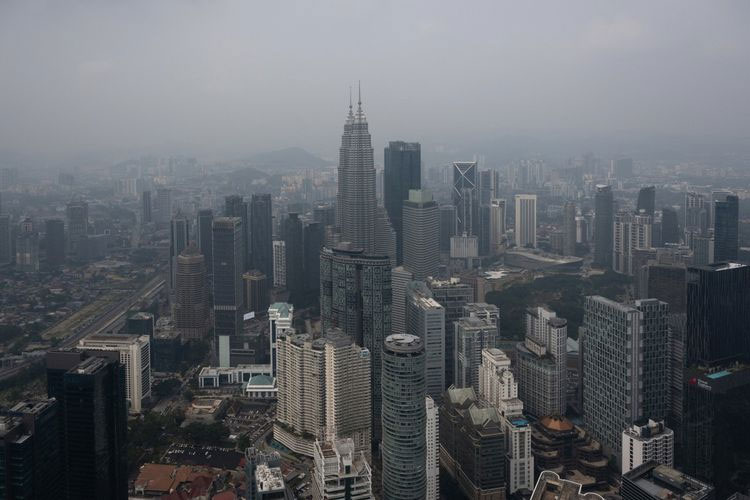 Menara Kembar Petronas diselimuti kabut asap di Kuala Lumpur, Malaysia, pada 11 Agustus 2026. Pihak berwenang di Malaysia mengeluarkan peringatan mengenai tingginya tingkat polusi udara akibat kebakaran hutan di Indonesia.(AFP/MOHD RASFAN)
