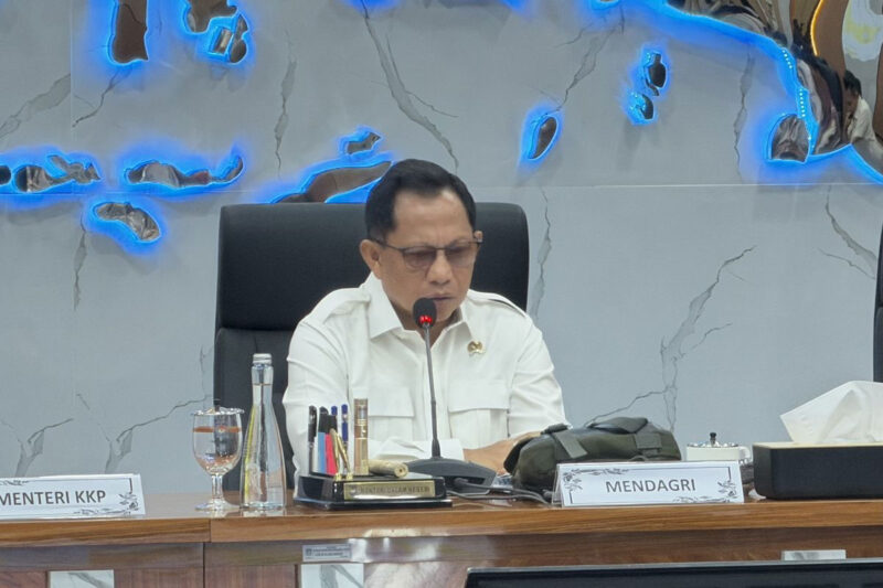 Menteri Dalam Negeri (Mendagri) Muhammad Tito Karnavian dalam agenda Rapat Pemulihan Pascabencana Sumatera, di Kantor Kemendagri, Jakarta Pusat, Rabu (21/10/2026).(KOMPAS.com/FIRDA JANATI)
