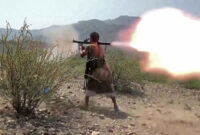 Seorang anggota Pasukan Pelawanan Nasional Yaman yang dibeking Arab Saudi menembakkan RPG saat memerangi Houthi di Kadha, barat Kota Taiz, Yaman, 9 September 2026.(PASUKAN PERLAWANAN NASIONAL YAMAN via AFP)
