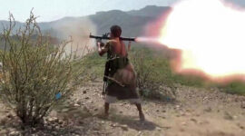 Seorang anggota Pasukan Pelawanan Nasional Yaman yang dibeking Arab Saudi menembakkan RPG saat memerangi Houthi di Kadha, barat Kota Taiz, Yaman, 9 September 2026.(PASUKAN PERLAWANAN NASIONAL YAMAN via AFP)
