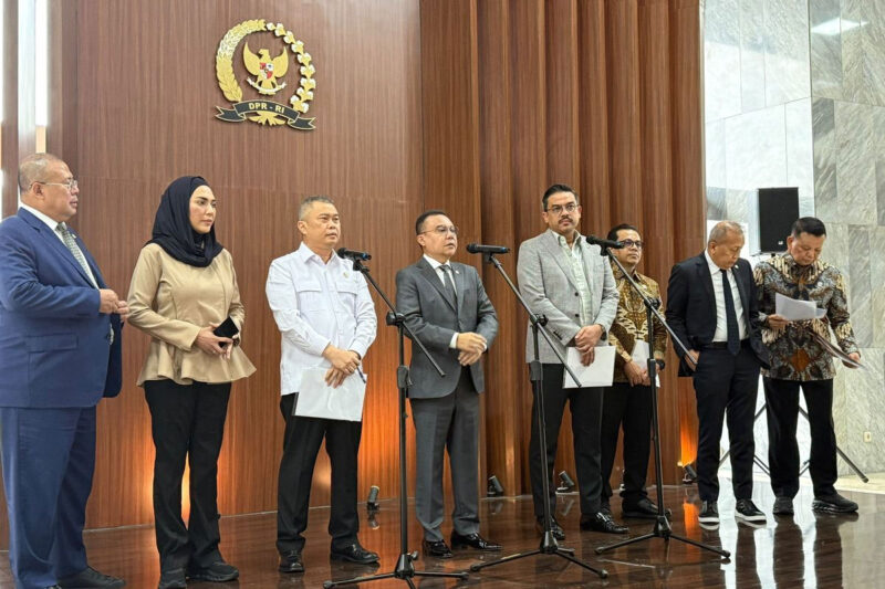 DPR dan pemerintah mengumumkan penerbitan Perpres Ojol di Gedung DPR, Senayan, Jakarta, Kamis (8/10/2026). (KOMPAS.com/ADHYASTA DIRGANTARA)
