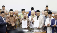 Wakil Ketua DPR RI Koordinator Kesejahteraan Rakyat (Korkesra) Cucun Ahmad Syamsurijal (tiga dari kiri) mengapresiasi penurunan biaya haji 2027 yang ditetapkan Presiden Prabowo Subianto pada Rabu (7/10/2026). (ANTARA/HO-DPR RI)
