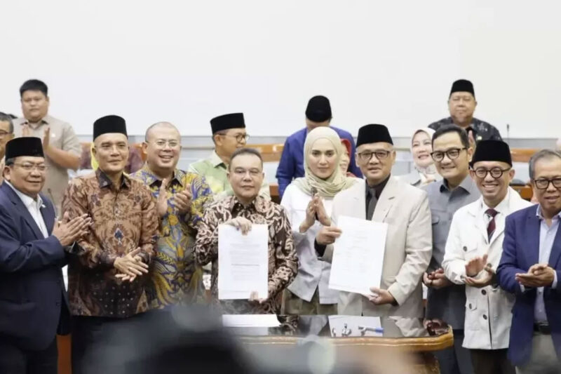 Wakil Ketua DPR RI Koordinator Kesejahteraan Rakyat (Korkesra) Cucun Ahmad Syamsurijal (tiga dari kiri) mengapresiasi penurunan biaya haji 2027 yang ditetapkan Presiden Prabowo Subianto pada Rabu (7/10/2026). (ANTARA/HO-DPR RI)
